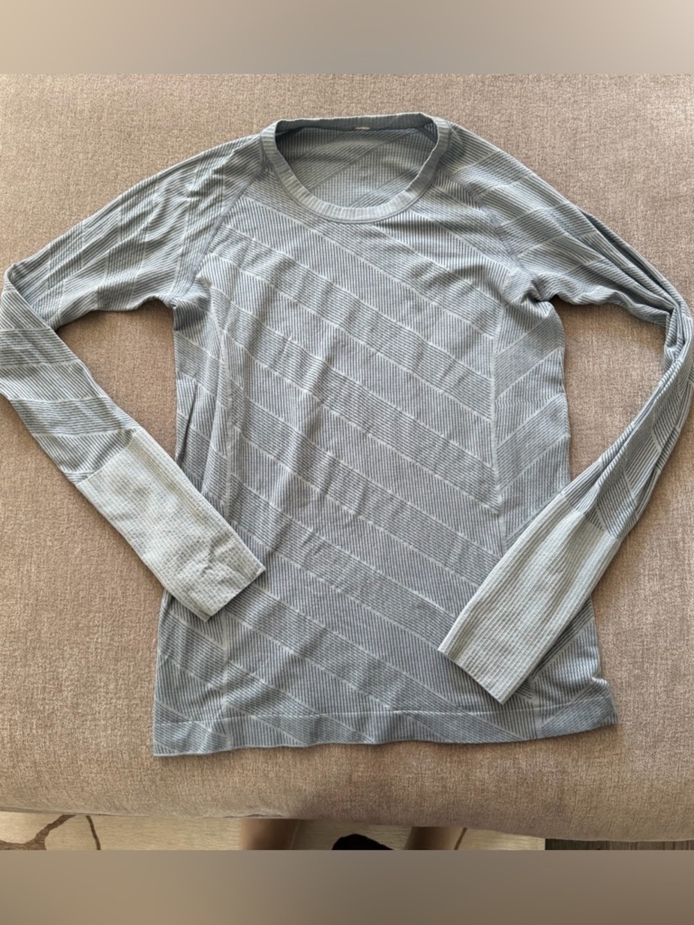 Lululemon Women’s Swiftly Tech Style Long Sleeve Striped T Shirt Top Blue White